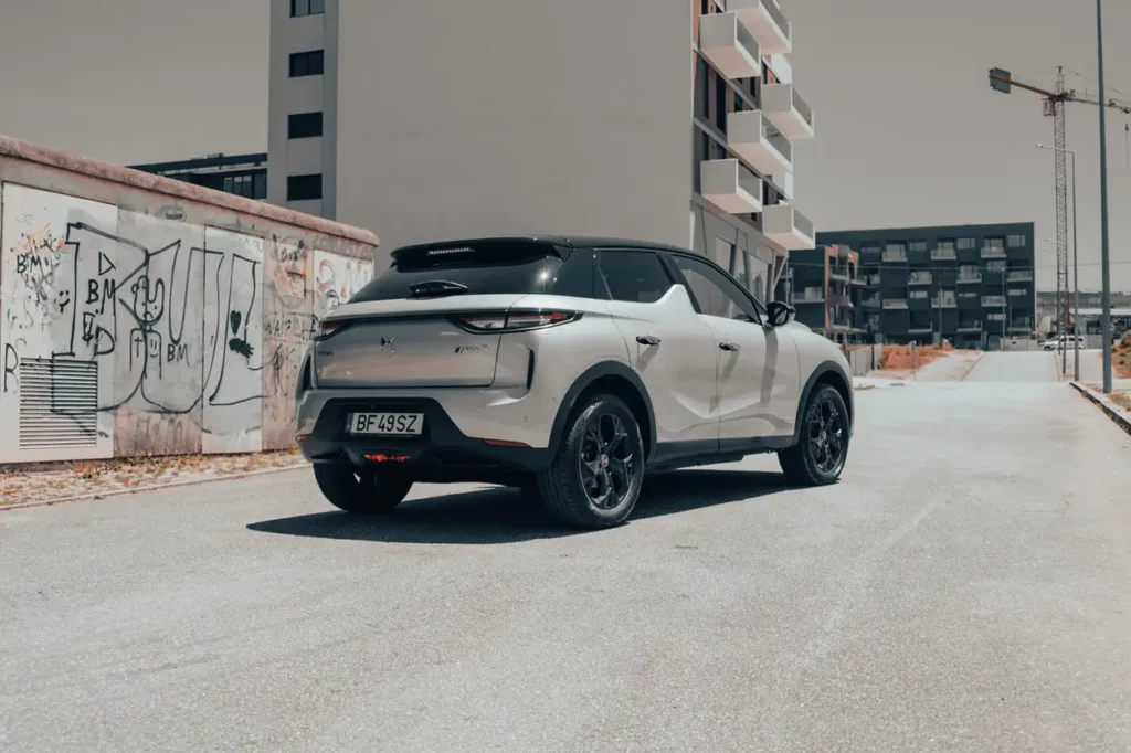 Imagem nítida do veículo elétrico DS DS3 Crossback E-Tense