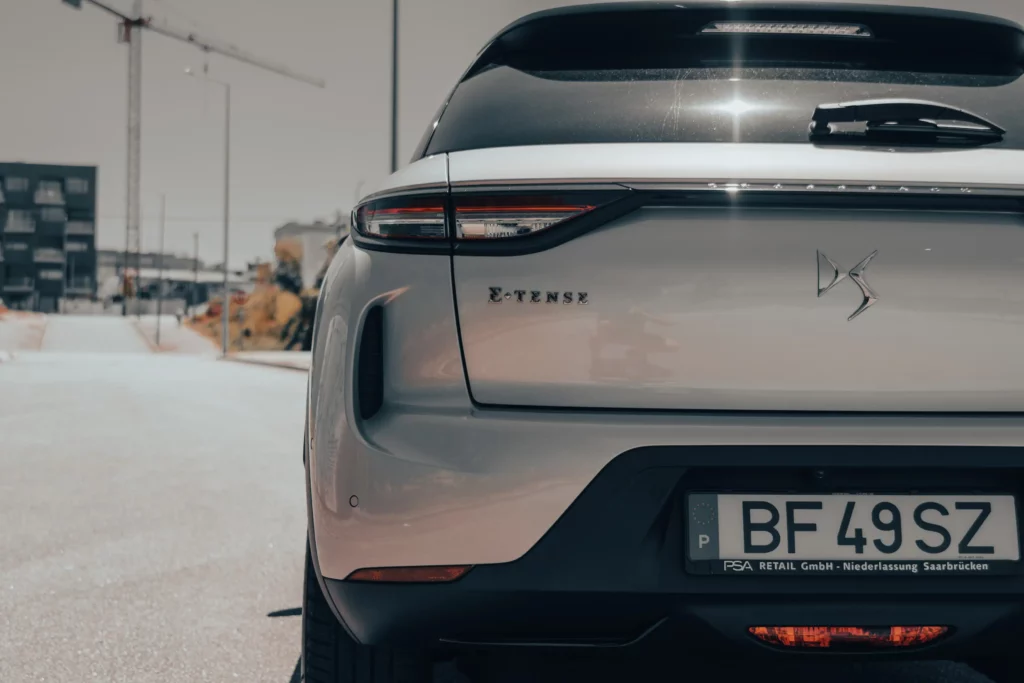 DS3 Crossback E-Tense 2021, veículo elétrico premium disponível em breve na ElectricDreams Auto, com design elegante e tecnologia avançada.